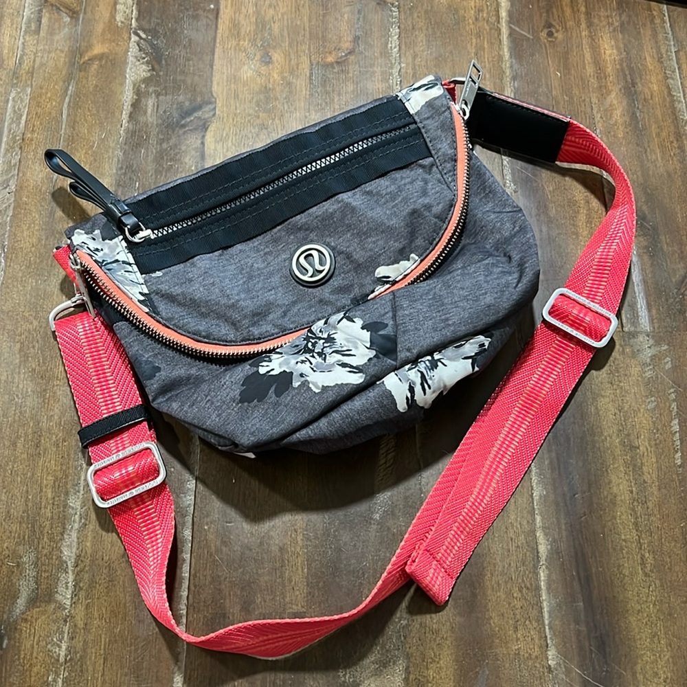 Lululemon rare print festival bag